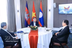 Les Premiers ministres vietnamien (milieu), cambodgien et lao en petit-déjeuner de travail à l’ASEAN. Photo: VNA