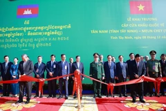 Inauguration d'une paire de postes frontaliers importants entre le Vietnam et le Cambodge
