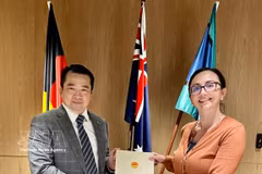 Le consul général du Vietnam à Perth, Pham Hai Anh, et Pamela Currie, directrice du Bureau du ministère australien des Affaires étrangères et du Commerce (DFAT) pour l’Australie-Occidentale. Photo: VNA