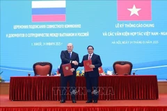 Les deux Premiers ministres vietnamien et russe signent un communiqué conjoint. Photo: VNA