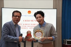 L'ambassadeur du Vietnam en Russie, Dang Minh Khôi et le jeune chanteur Duc Phuc. Photo: VNA
