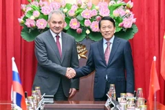 Le général Luong Tam Quang, ministre de la Sécurité publique (droite) et le général Sergueï Choïgou, secrétaire du Conseil de sécurité de la Fédération de Russie. Photo: VNA