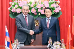 Le général Luong Tam Quang, ministre de la Sécurité publique (droite) et le général Sergueï Choïgou, secrétaire du Conseil de sécurité de la Fédération de Russie. Photo: VNA