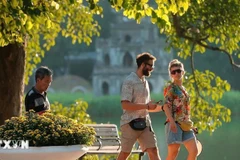 Des étrangers à Hanoï. Photo: VNA