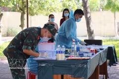 Les forces compétentes procèdent au prélèvement d'échantillons biologiques sur les restes de soldats morts pour la Patrie au cimetière des martyrs de la commune de Cu Jut, dans la province de Lâm Dông. Photo : VNA