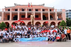 De jeunes Vietnamiens résidant à l’étranger devant au quai de Nha Rông, à Hô Chi Minh-Ville. Photo : VNA