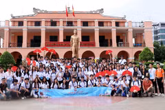 De jeunes Vietnamiens résidant à l’étranger devant au quai de Nha Rông, à Hô Chi Minh-Ville. Photo : VNA