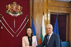 Le ministre bulgare de la Défense, Atanas Zapryanov, et l’ambassadrice du Vietnam en Bulgarie, Nguyên Thi Minh Nguyêt. Photo: VNA