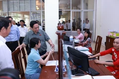 Le Premier ministre Pham Minh Chinh inspecte le Centre de services administratifs publics du quartier de Ninh Kiêu, à Cân Tho (delta du Mékong). Photo: VNA