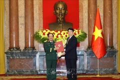 Le président de la République, Luong Cuong, et le général Trinh Van Quyêt, secrétaire du Comité central du Parti communiste du Vietnam (PCV) et président du Département général de la politique de l’Armée populaire du Vietnam. Photo: VNA