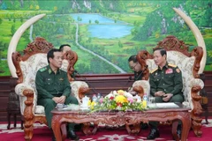 Le général de division Le Duc Thai, commandant des gardes-frontières du Vietnam (gauche), a été reçu le 10 octobre à Vientiane par le général de corps d’armée Khamlieng Outhakaysone, ministre lao de la Défense.
