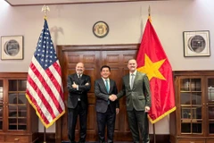 Le ministre de l’Industrie et du Commerce, Nguyên Hông Diên, négociateur en chef du gouvernement (milieu), le secrétaire américain au Commerce, Howard Lutnick (gauche) et l'ambassadeur Jamieson Greer, représentant américain au Commerce (droite). Photo: VNA 
