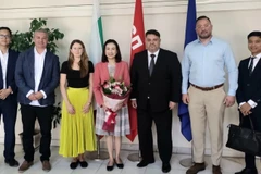 L’ambassadrice du Vietnam en Bulgarie, Nguyên Thi Minh Nguyêt, et la direction du BSP. Photo: VNA