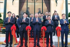 Le secrétaire général du Parti Tô Lâm et le président Luong Cuong procèdent à la coupure du ruban marquant l’inauguration et la remise de cet ouvrage, anciennement Palais du Tonkin. Photo: VNA