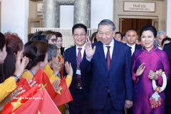 Le dirigeant To Lam rencontre la communauté vietnamienne en Thaïlande. Photo: VNA
