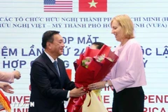Pham Thanh Kien, vice-président permanent du Conseil populaire de la ville et président de l'Association municipale d'amitié Vietnam–États-Unis, et Susan Burns, consule générale des États-Unis à Hô Chi Minh-Ville. Photo: VNA