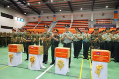 Le général de corps d’armée Hoang Xuân Chiên, vice-ministre de la Défense, et près de 400 militaires venus de Chine, de Russie, du Laos et du Cambodge, participant au défilé militaire marquant le 80e anniversaire de la Révolution d’Août et de la Fête nationale du 2 septembre.