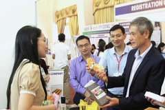 L'ambassadeur du Vietnam au Cambodge, Nguyên Minh Vu (droite), à la foire. Photo: VNA