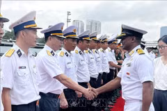Cérémonie d'accueil des officiers et marins du navire INS Darshak de la Marine indienne. Photo: VNA 