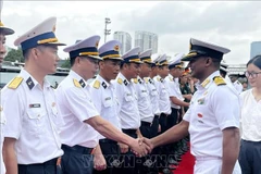 Cérémonie d'accueil des officiers et marins du navire INS Darshak de la Marine indienne. Photo: VNA