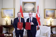 Lecrétaire général du Parti communiste du Vietnam (PCV), Tô Lâm (gauche), et le Premier ministre britannique, Keir Starmer. Photo: VNA