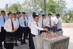 Tran Cam Tu, membre du Bureau politique et permanent du Secrétariat du Comité central du Parti, conduit une délégation pour aller rendre hommage aux martyrs tombés sur le champ de bataille de Dien Bien Phu. Photo: VNA