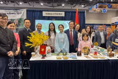 Le personnel de l'ambassade du Vietnam au Canada présent à la 29e édition du Salon du tourisme et des vacances. Photo: VNA