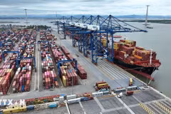 Activités d'import-export au port de Lach Huyên, ville portuaire de Hai Phong (Nord). Photo: VNA