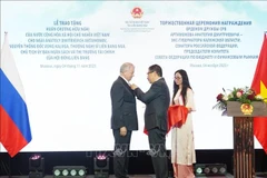 L’ambassadeur du Vietnam en Russie, Dang Minh Khôi, preside à Moscou, au nom du président vietnamien, la cérémonie de remise de l’Ordre de l’Amitié, la plus haute distinction honorifique vietnamienne décernée à des ressortissants étrangers, à Anatoli Dmitrievitch Artamonov, président de la Commission du budget et du marché financier du Conseil de la Fédération (Sénat) de Russie, ancien gouverneur de l’oblast de Kaluga. Photo: VNA