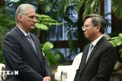 Le Premier secrétaire du Parti communiste de Cuba (PCC) et président de Cuba, Miguel Díaz-Canel Bermúdez, et l'ambassadeur du Vietnam à Cuba, Lê Quang Long (droite). Photo: VNA