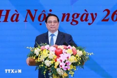 Le Premier ministre Pham Minh Chinh, président du Conseil central de l'émulation et des récompenses et chef du Comité directeur central pour l’éradication des maisons temporaires et délabrées à l’échelle nationale, s'exprime lors de la conférence. Photo: VNA