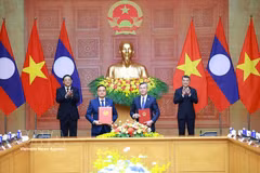Les deux ministres des Finances du Vietnam et du Laos procèdent, le 7 juin à Hanoi, à l’échange officiel de leur accord de coopération pour la période 2026-2030, en présence des Premiers ministres des deux pays. Photo: VNA