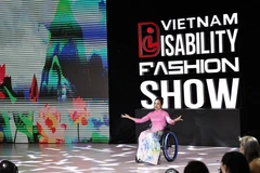 Des mannequins en situation de handicap présentent, avec assurance et professionnalisme, cinq collections de mode conçues pour s’adapter à leur morphologie et à leur personnalité. Photo: VNA