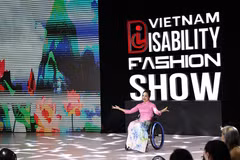 Des mannequins en situation de handicap présentent, avec assurance et professionnalisme, cinq collections de mode conçues pour s’adapter à leur morphologie et à leur personnalité. Photo: VNA