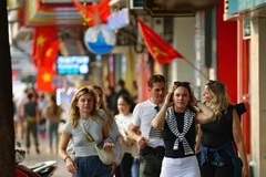 Des touristes étrangers à Hanoi. Photo: VNA