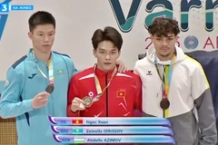 Le gymnaste vietnamien Dang Ngoc Xuân Thiên (milieu) remporte avec brio la médaille d'or dans l'épreuve du cheval d'arçons, lors de la Coupe du monde de gymnastique 2025 qui se tient en Bulgarie. Photo: qdnd.vn