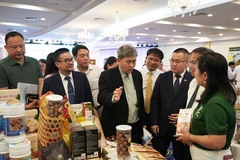 Des produits vietnamiens présentés aux délégués. Photo: VNA