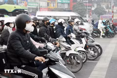 Des habitants respectent les feux de signalisation au carrefour Khuât Duy Tiên – Nguyê Trai, à Hanoï. Photo: VNA