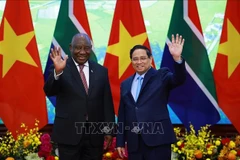 Le président sud-africain, Matamela Cyril Ramaphosa (gauche) et le Premier ministre Pham Minh Chinh. Photo: VNA