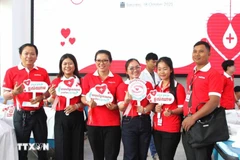 Les employés de la société Viettel Cambodia (Metfone), filiale du Groupe de l’industrie et des télécommunications de l’armée vietnamienne (Viettel), participent à la Journée du don de sang 2025. Photo: VNA