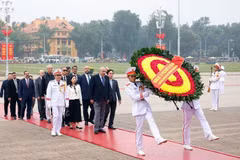 Dans le cadre de sa visite officielle au Vietnam, le 4 février dans l’après-midi à Hanoï, le président de la Chambre des représentants de Jordanie, Mazen Turki El Qadi, à la tête d’une délégation de haut niveau, a rendu hommage au Président Ho Chi Minh en son mausolée, à Hanoi. Photo: VNA