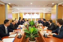 Le ministre de la Construction Trân Hông Minh reçoit Philippe Tabarot, ministre délégué aux Transports, auprès du ministère français de la Transition écologique et de la Cohésion des territoires, en visite au Vietnam. Photo: VNA