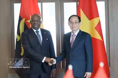 Le ministre vietnamien des Affaires étrangères, Lê Hoai Trung (droite), et son homologue angolais, Téte António. Photo: VNA