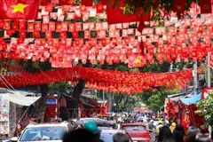 La rue Hang Ma, située dans le quartier de Hoan Kiêm (Hanoï), est décorée du drapeau national. Photo : VNA