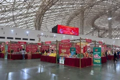 L’espace « Produits agricoles vietnamiens – Rayonnement des couleurs du printemps » présente des produits agricoles, forestiers et aquatiques clés, des spécialités régionales, des produits destinés à la consommation du Têt, des produits OCOP (One Commune One Product ou A chaque commune son produit), ainsi que des produits bénéficiant d’indications géographiques du Vietnam. Photo: baomoi.com