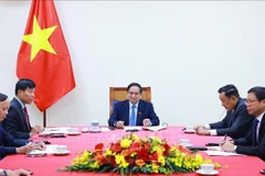Le Premier ministre Pham Minh Chinh s’entretient par téléphone avec le secrétaire général du PAP et Premier ministre singapourien Lawrence Wong. Photo: VNA