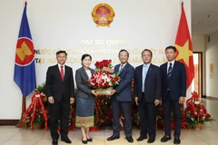 À l'occasion du 80e anniversaire de la Fête nationale du Vietnam (2 septembre 1945 –2025), l'ambassade du Vietnam à Vientiane a accueilli, les 19 et 20 août, de nombreuses délégations représentant les ministères, organismes du Laos venus présenter leurs félicitations. Photo: VNA