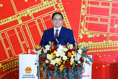 Le Premier ministre Pham Minh Chinh s'exprime lors de la cérémonie de lancement de deux projets d'envergure à Hai Phong. Photo: VNA