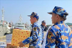 Des cadeaux du Têt remis aux soldats des plateformes DK1 et aux forces navales en mer. Photo: VNA