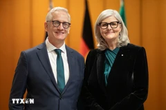 La gouverneure générale d’Australie, Sam Mostyn et son époux. Photo: VNA